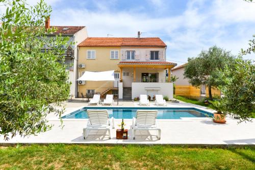 Bazén v ubytovaní Apartments Čolak alebo v jeho blízkosti