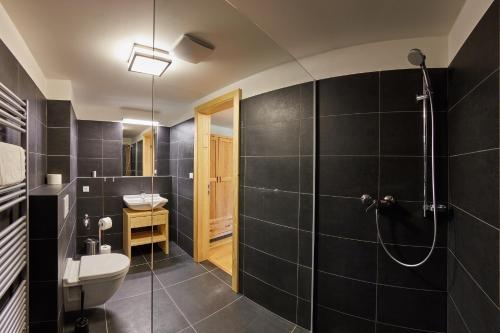 Kylpyhuone majoituspaikassa Aparthotel Kovarna Residence