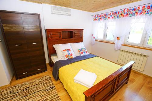 Postel nebo postele na pokoji v ubytování Apartamenty Pod Zamkową Górą