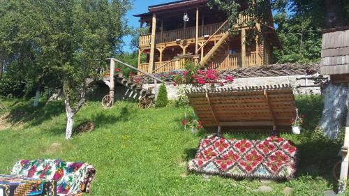 Taman di luar Pensiunea La Gorgan