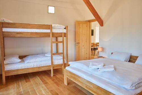 Postel nebo postele na pokoji v ubytování Aparthotel Kovarna Residence