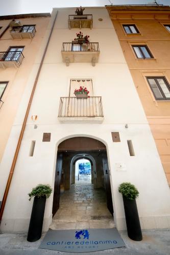 an entrance to a building with two balconies at B&B Cantiere dell'anima - Rooms of art in Trapani