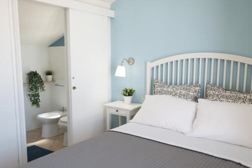 una camera con letto e un bagno con servizi igienici di Blu Marea a Macari
