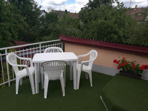 Ein Balkon oder eine Terrasse in der Unterkunft Apartman v zahrade