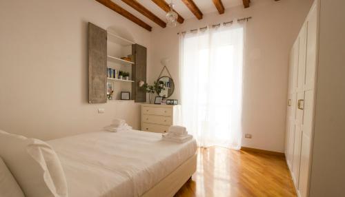 ミラノにあるItalianway-Lambroの白いベッドルーム(ベッド1台、窓付)