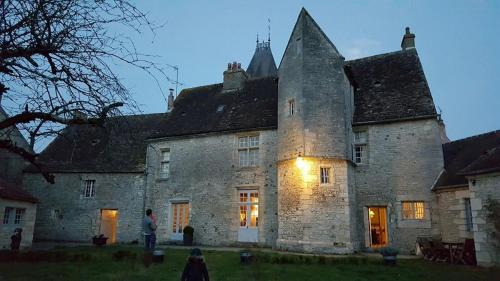 un vieux château avec des personnes debout devant lui dans l'établissement Magnifique Maison de Caractère FAMILIALE 12 Couchages, à Écouché