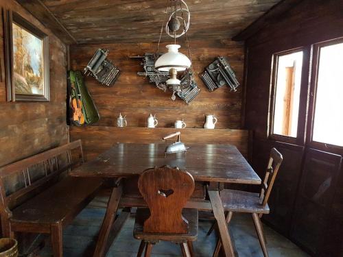 a dining room with a wooden table and chairs at Ferienwohnung ALPENRAUSCH in Kiefersfelden