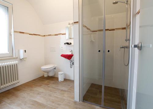Ein Badezimmer in der Unterkunft Landgasthaus Moselhöhe