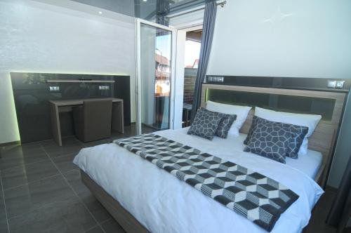 Una cama o camas en una habitación de Nanis Hotel & Appartements