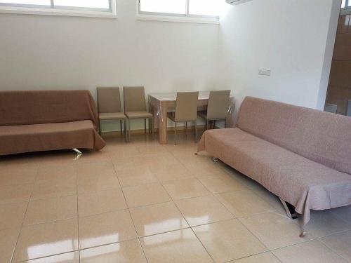 a waiting room with a couch and a table and chairs at River Apartments in Galata