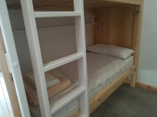 a bunk bed in a room with a bunk bed in a room at Albergue Milladoiro in Milladoiro