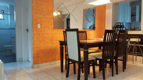 ein Esszimmer mit einem Tisch und Stühlen in der Unterkunft Apartamento Gorja in Praia Grande