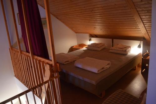 2 camas en una habitación con techo de madera en Tomtelandstugan, en Mora