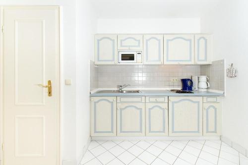 リストにあるWesthof-3のキッチン(青と白のキャビネット、シンク付)