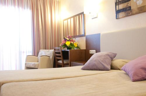 Ένα ή περισσότερα κρεβάτια σε δωμάτιο στο Hotel Cala Gat