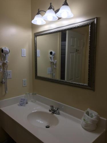 A bathroom at Adventure the Bruce Inn - Recently Renovated With Outdoor Hot Tub