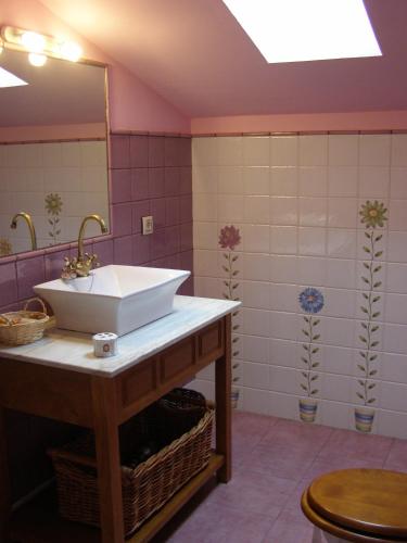 a bathroom with a sink and a mirror at Posada Rural Ochohermanas in Las Fraguas