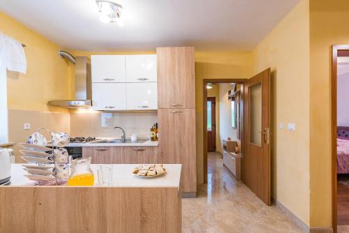 kuchnia z blatem z sokiem pomarańczowym w obiekcie Apartment Sandi w mieście Tinjan
