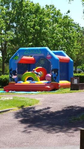 un équipement de jeu pour enfants dans un parc dans l'établissement Camping le Mont Joli Bois, à Criel-sur-Mer
