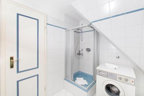 ein weißes Bad mit einer Waschmaschine in der Unterkunft Westhof 6 in List
