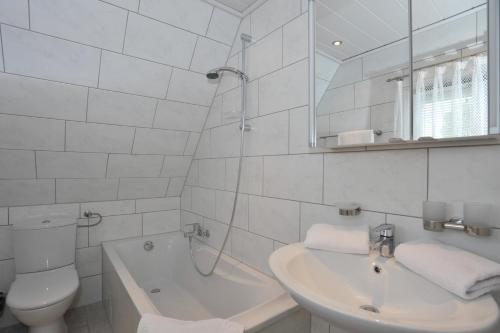 ヴェスターラントにあるWohnung-Sylthomeの白いバスルーム(洗面台、トイレ付)