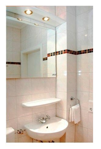 ヴェスターラントにあるSylter-Besserburg-App-4Pの白いバスルーム(シンク、鏡付)
