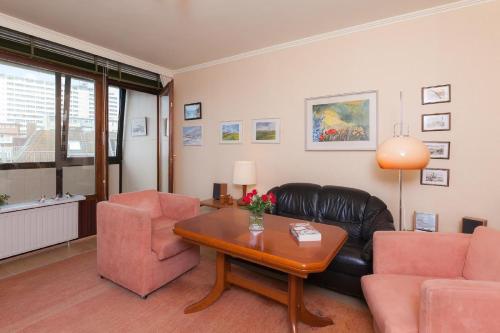 韋斯特蘭的住宿－Appartement-Makrele，客厅配有沙发和桌椅