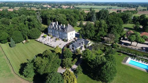 - une vue aérienne sur un domaine avec une grande maison dans l'établissement Château d'Ygrande - Teritoria, à Ygrande