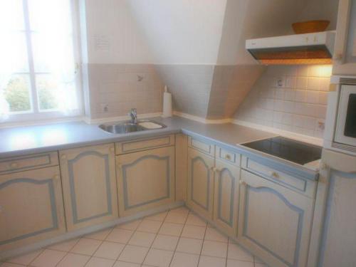 uma cozinha com um lavatório e uma bancada em Westhof-7 em List