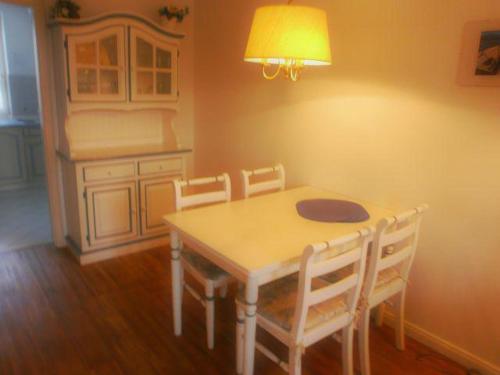 uma cozinha com uma mesa de jantar e cadeiras em Westhof-7 em List