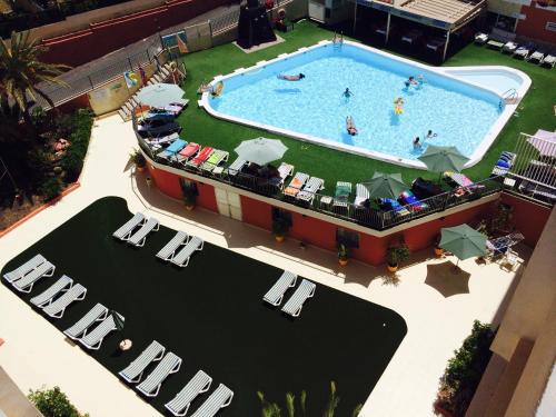 an overhead view of a pool at a resort at Apartamentos Amazonas in Playa del Ingles