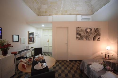 Sala de estar con cama y mesa en Da Noi Due, en Taranto