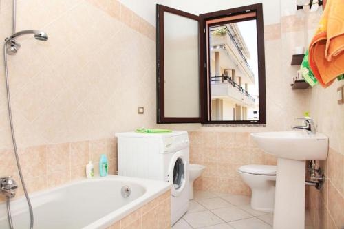 アルゲーロにあるCasa Rosada Algheroのバスルーム(洗面台、トイレ、鏡付)