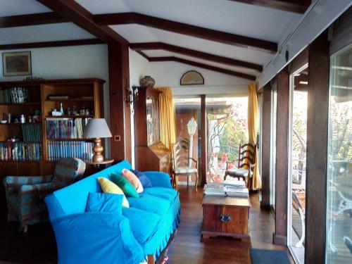 サン・フェリーチェ・チルチェーオにあるCirceo Lovelyのリビングルーム(青いソファ、テーブル付)