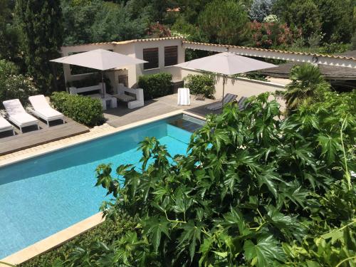 une image d'une piscine avec parasols dans l'établissement Villa La Begude - Boutique Luxury B&B, à Saint-Tropez