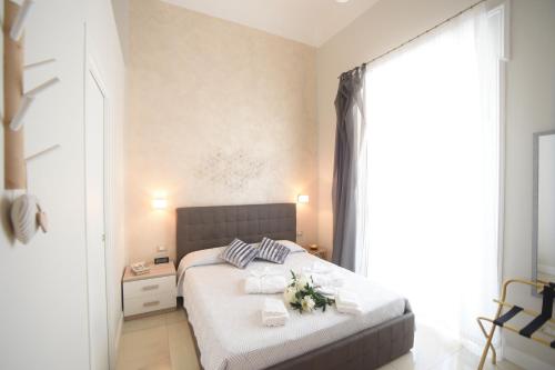 1 dormitorio con cama y ventana grande en CASA FELICE Suite Room, en Taranto