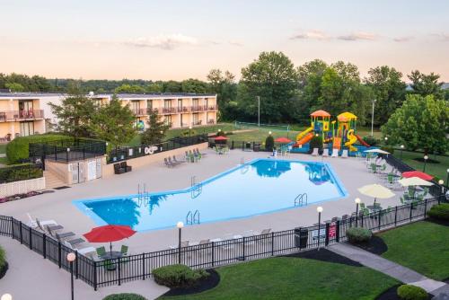 View ng pool sa Red Lion Hotel Harrisburg Hershey o sa malapit