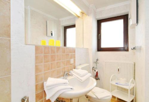 ヴェスターラントにあるSylter-Seestern-Appartement-14のバスルーム(洗面台、トイレ、鏡付)