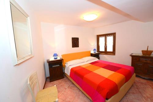 una camera con un letto colorato di La casa del cuore a Temù
