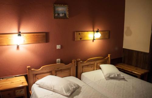 
a hotel room with a bed and two lamps at Christofer's Rooms in Zagora
