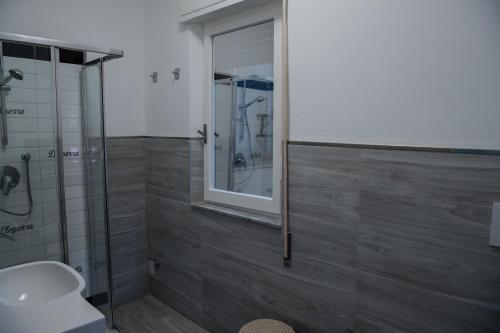 マリーナ・ディ・グロッセートにあるWonderful house in Marina di Grossetoのバスルーム(ガラス張りのシャワー、トイレ付)