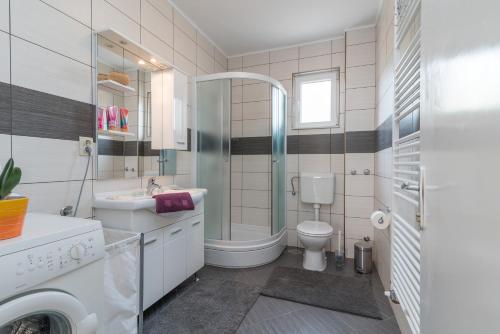 Ένα μπάνιο στο Apartments Vojin