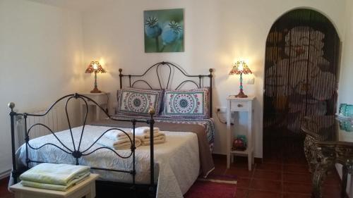 A bed or beds in a room at Bed & Breakfast Alegria y Luna