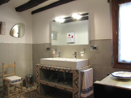 a bathroom with a sink and a mirror at Casa Rural Ulibarri in Allo
