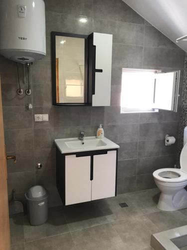 Ένα μπάνιο στο Apartments City Paradise