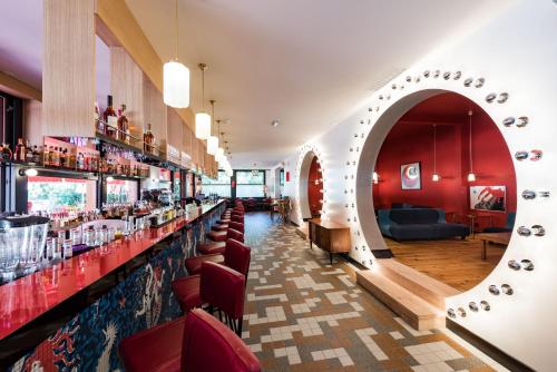 a bar at a restaurant with red walls at La Guitoune in Pyla-sur-Mer