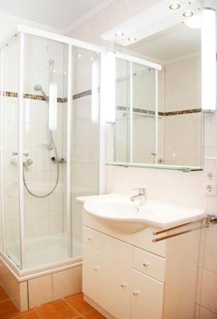 ヴェスターラントにあるSylter-Besserburg-App-3Pの白いバスルーム(シャワー、シンク付)