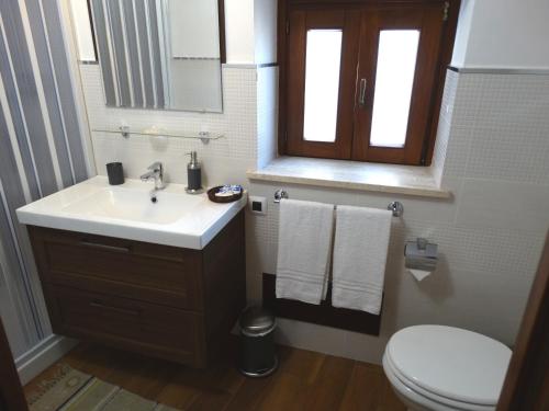 a bathroom with a sink and a toilet at La Casetta in Gerace