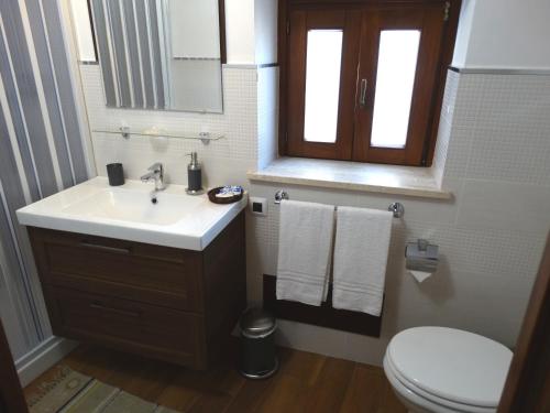 ジェラーチェにあるLa Casettaのバスルーム(洗面台、トイレ付)