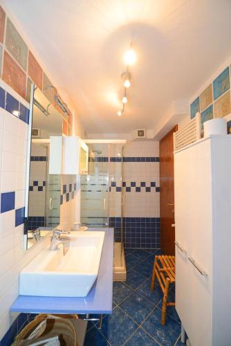 a bathroom with a sink and a mirror at La casa del cuore in Temù